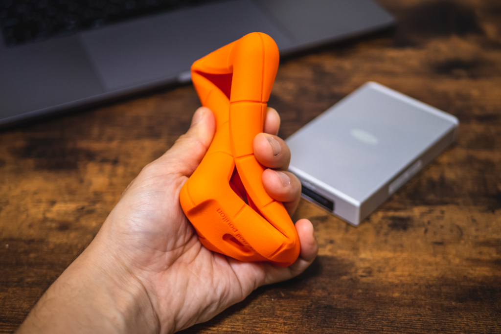 取り外したLaCie Rugged ポータブルハードディスクの耐衝撃バンパー