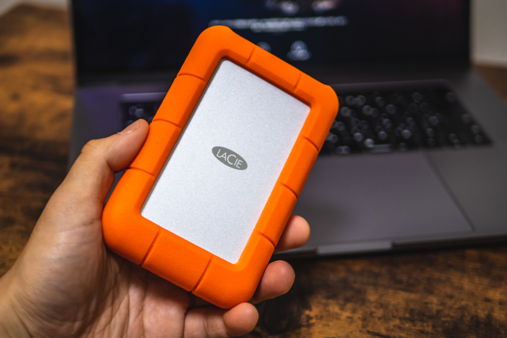 手に持ったLaCie Rugged HDD ポータブルハードディスク