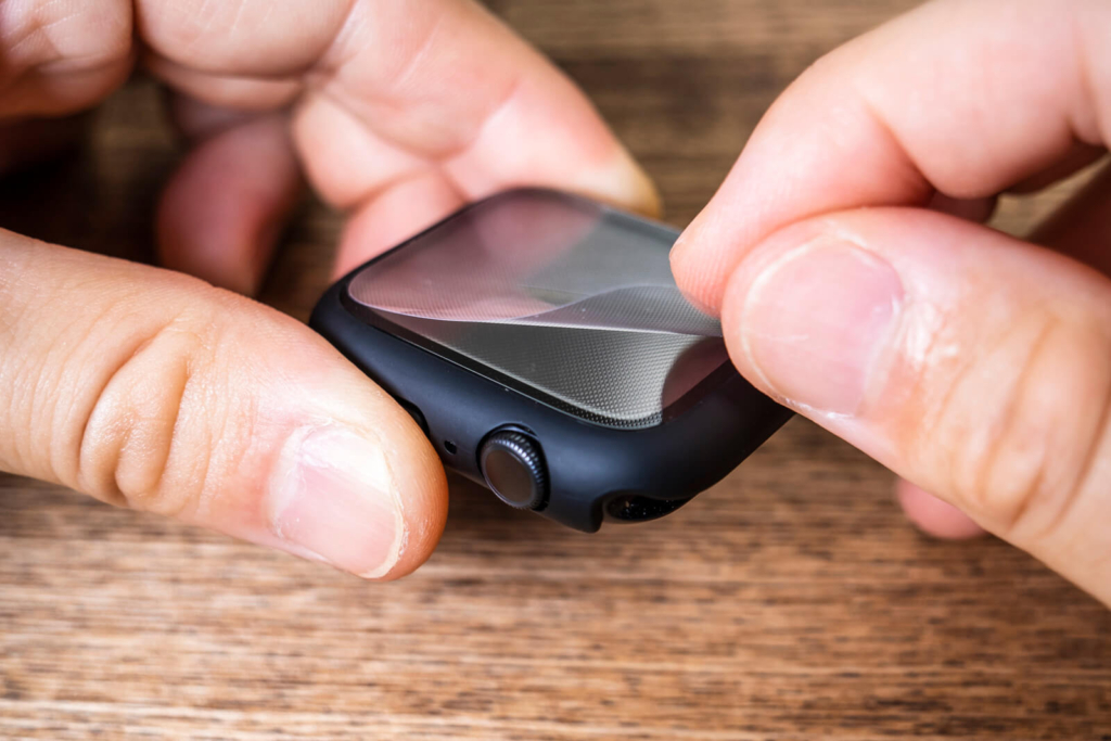 『BARIOUS BARIGUARD3 for AppleWatch』の外側の保護フィルムを剥がす
