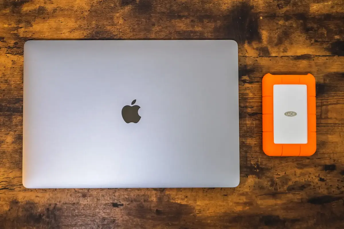 LaCie Rugged HDD ポータブルハードディスクとMacBook Proのサイズ比較