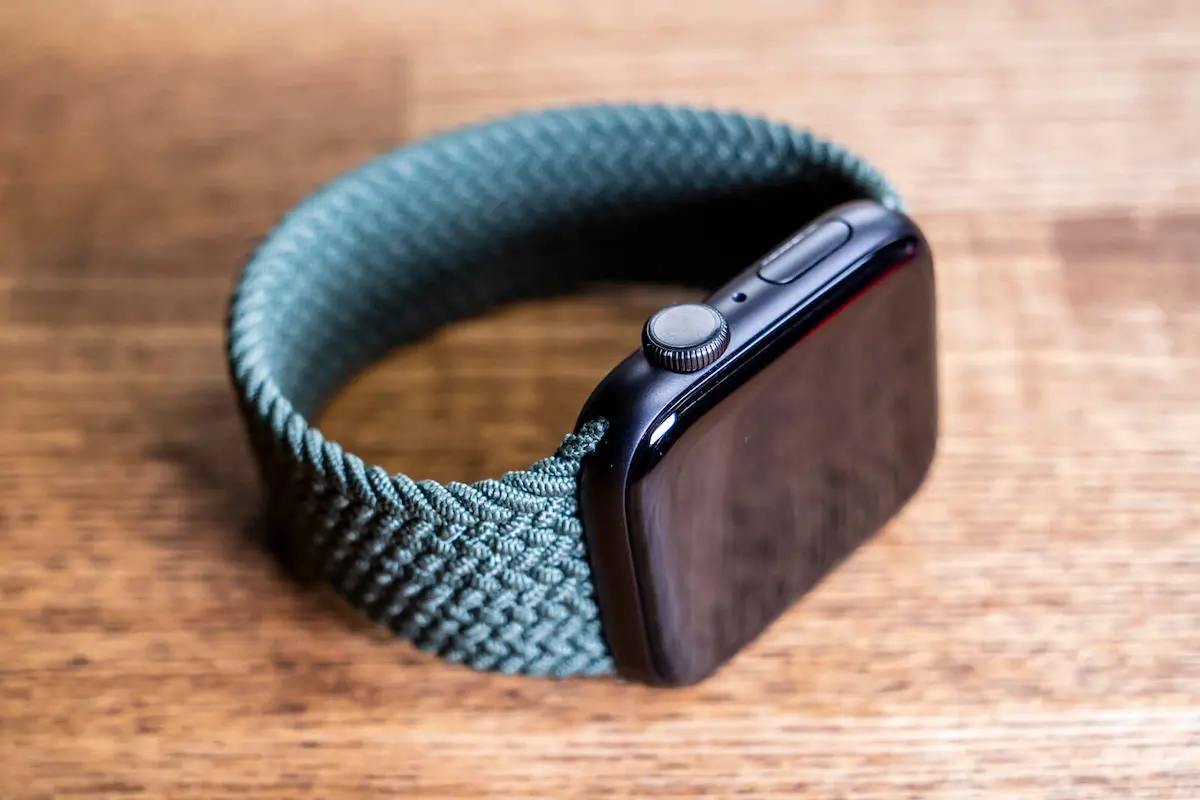 Apple Watch本体に装着したApple純正ブレイデッドソロループ