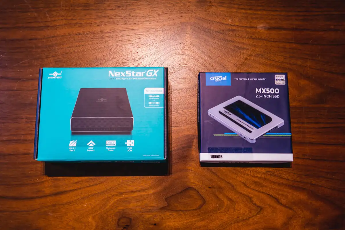 「Vantec NexStar GX」と「Crucial MX500」のパッケージ