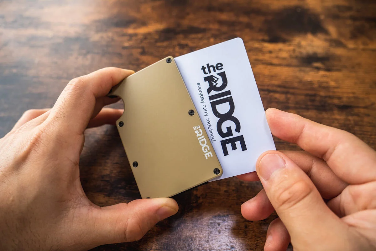 the RIDGE（ザ リッジ）マネーバンドにカードを挟む