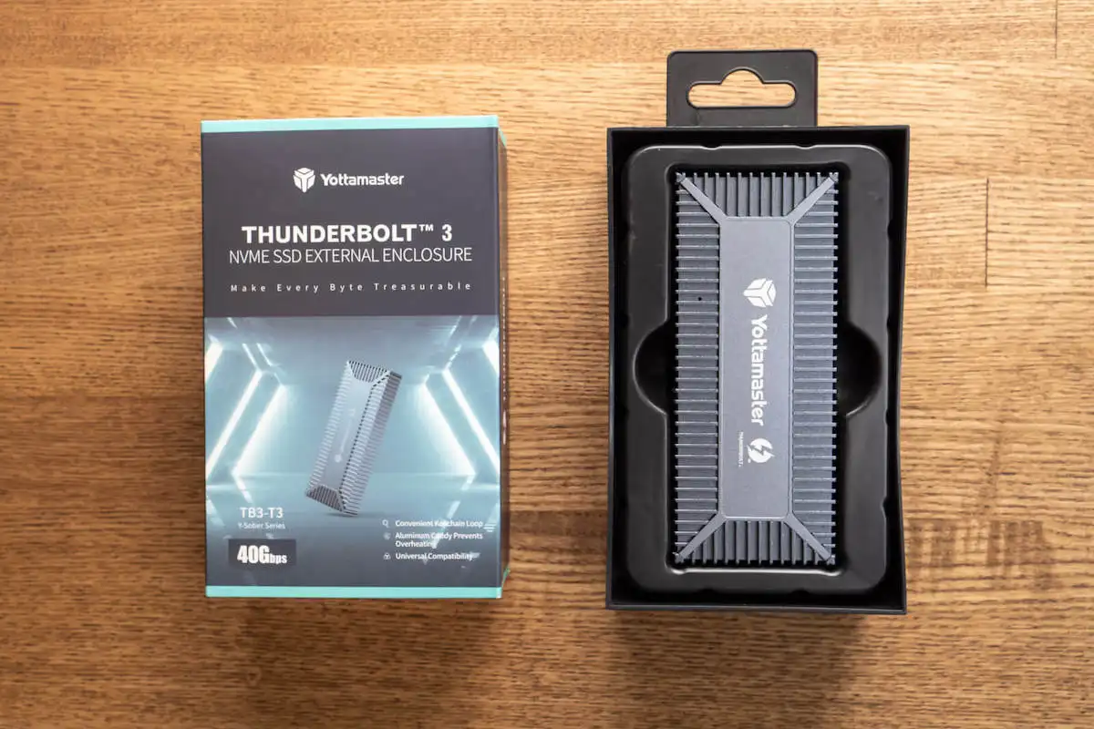 Thunderbolt 3 NVMe M.2 SSDケース 雪の華デザインを開封